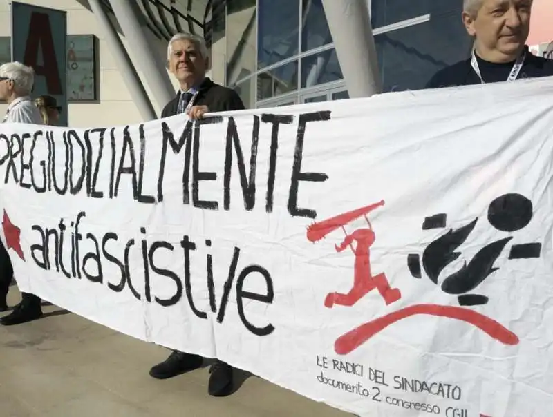 protesta contro giorgia meloni al congresso della cgil   3