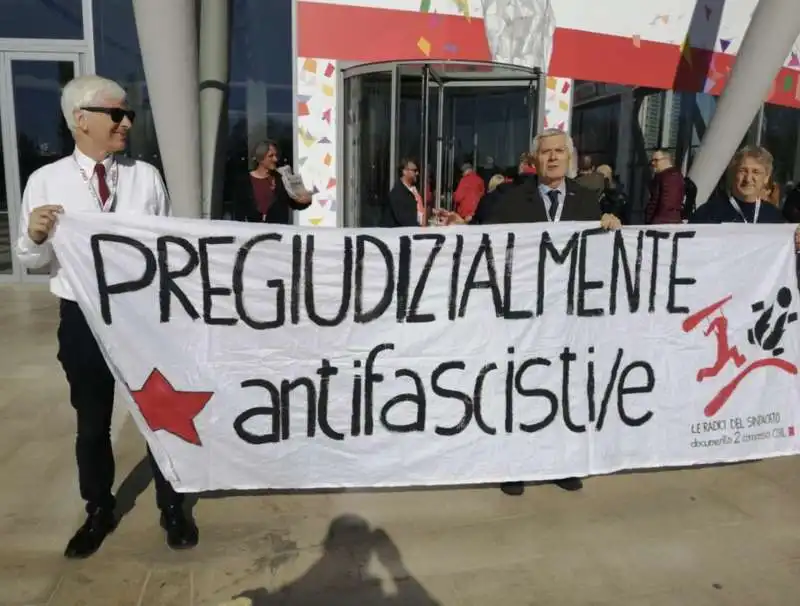 protesta contro giorgia meloni al congresso della cgil   8