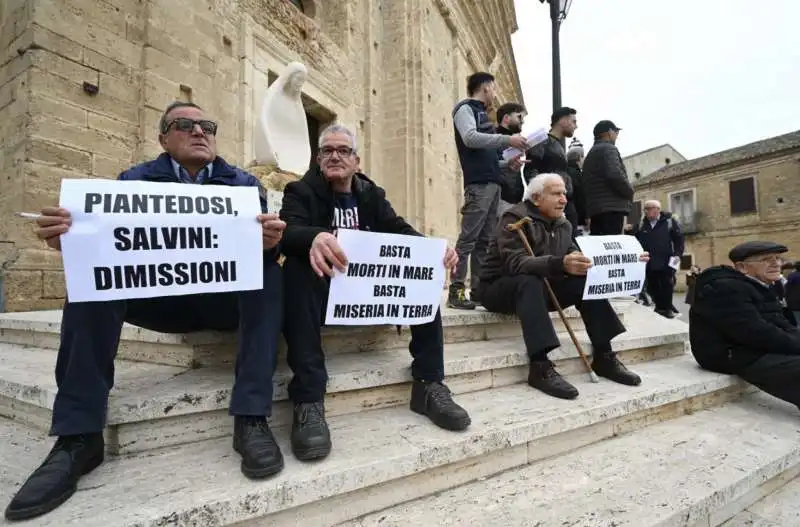 protesta contro il consiglio dei ministri a cutro  2