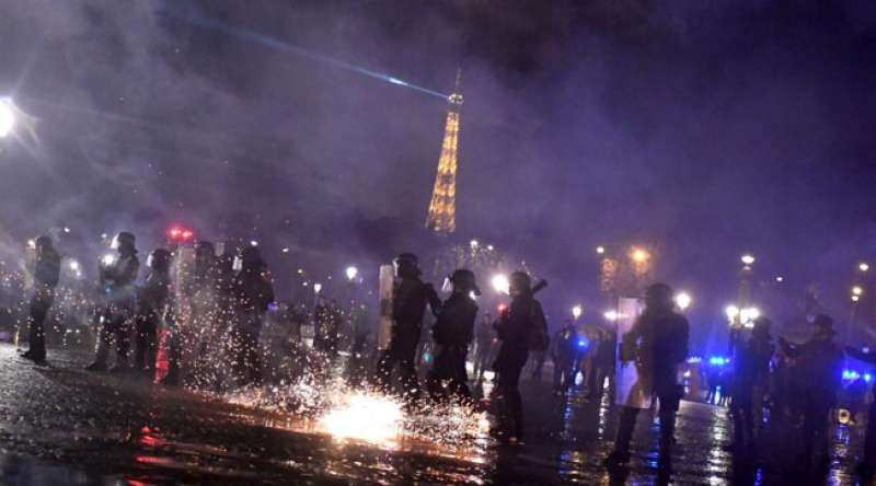 PROTESTE A PARIGI CONTRO LA RIFORMA DELLE PENSIONI