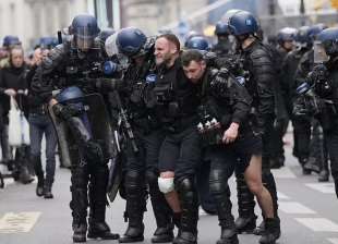 proteste contro la riforma delle pensioni a parigi 4