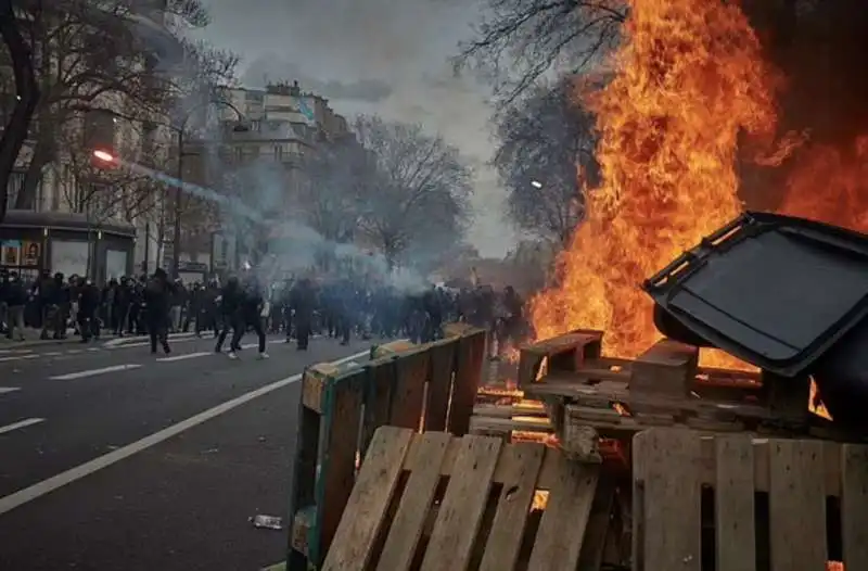 proteste contro la riforma delle pensioni a parigi   9