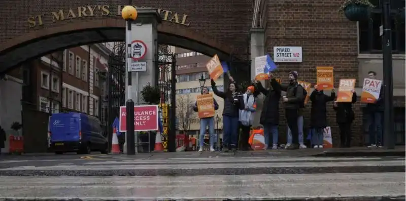 PROTESTE DEI DIPENDENTI SANITARI A LONDRA 