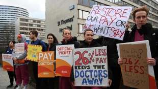 PROTESTE DEI DIPENDENTI SANITARI A LONDRA