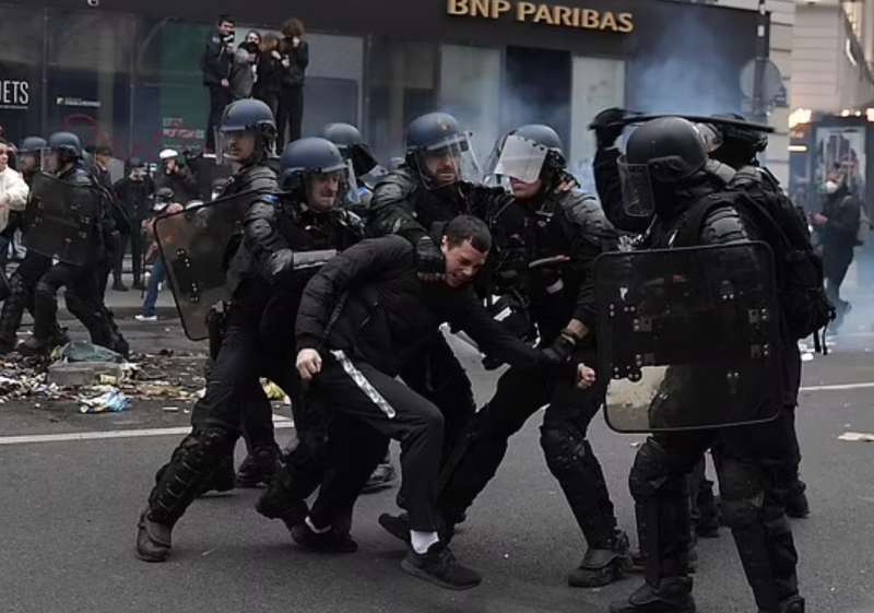 proteste in francia contro la riforma delle pensioni di macron 1