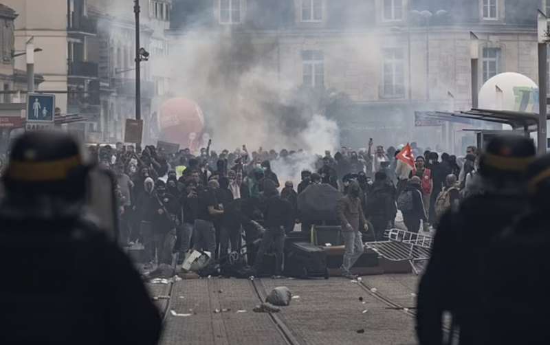 proteste in francia contro la riforma delle pensioni di macron 6