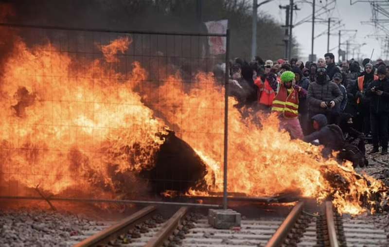 proteste in francia contro la riforma delle pensioni di macron 7