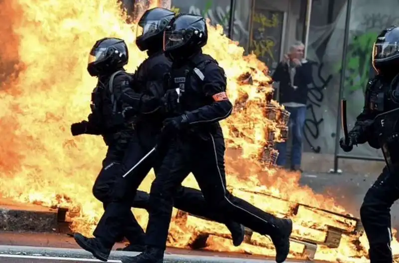 proteste in francia contro la riforma delle pensioni di macron   8