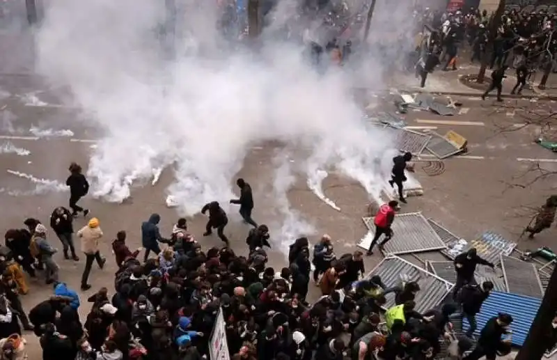 proteste in francia contro la riforma pensioni 4