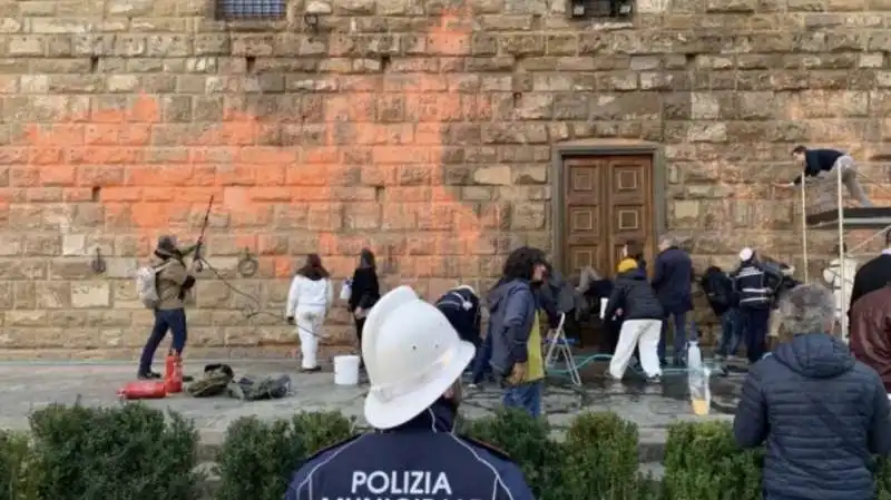 pulizia di palazzo vecchio dopo imbrattamento