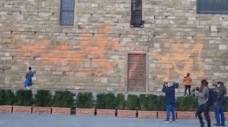 ragazzi di ultima generazione imbrattano palazzo vecchio