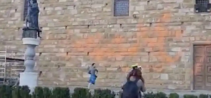 ragazzi di ultima generazione imbrattano palazzo vecchio 2