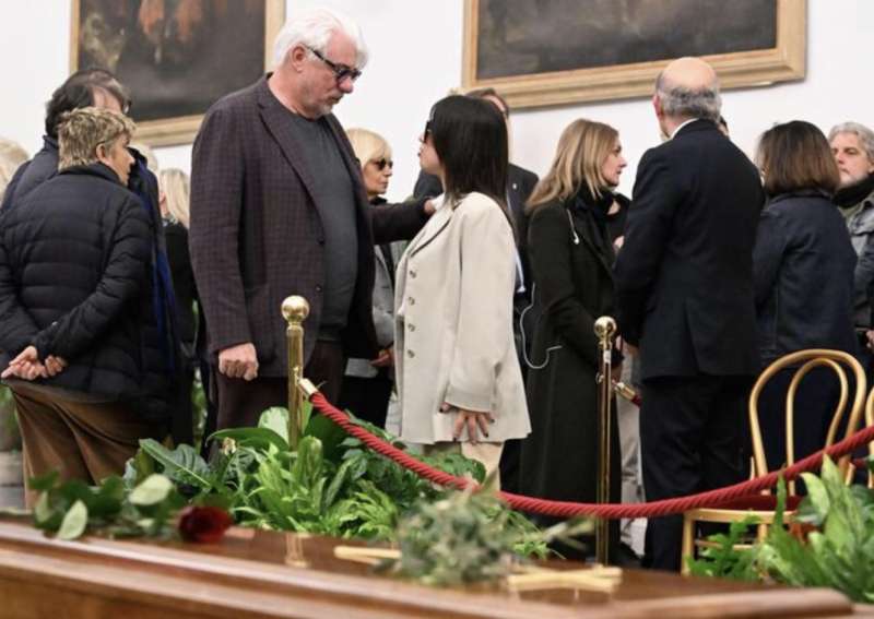 ricky tognazzi alla camera ardente di gianni mina in campidoglio