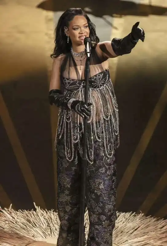 rihanna canta agli oscar 2023   2