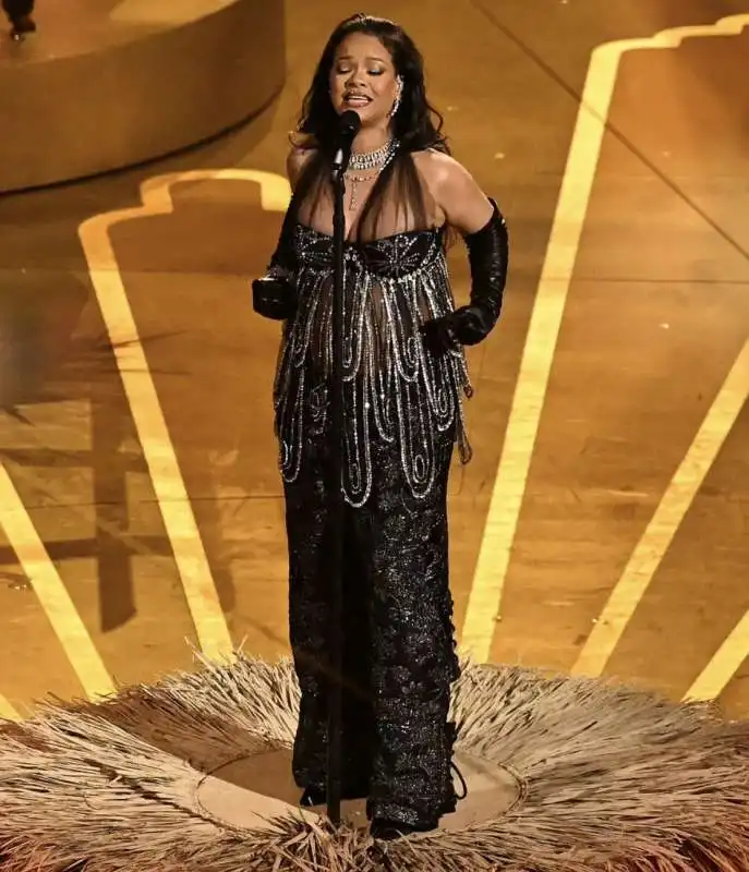 rihanna canta agli oscar 2023   3