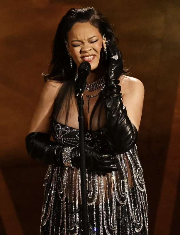 rihanna canta agli oscar 2023 4