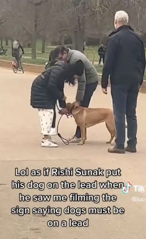 rishi sunak lascia il cane libero a hyde park 8