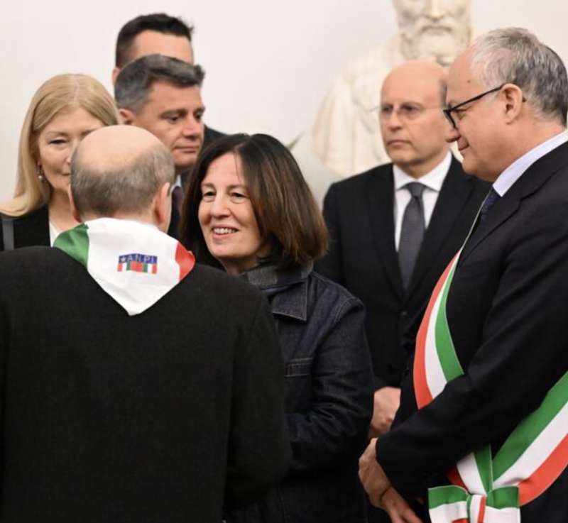 roberto gualtieri alla camera ardente di gianni mina in campidoglio