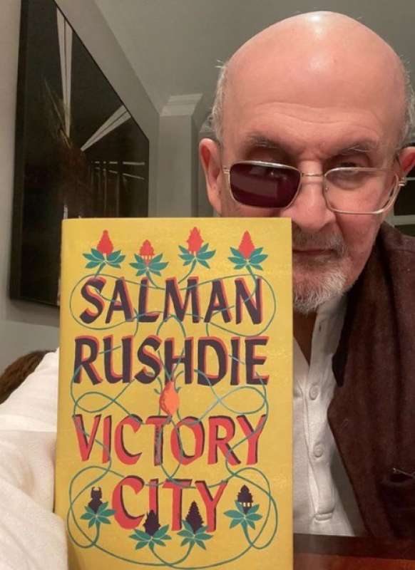 salman rushdie con il suo nuovo libro victory city