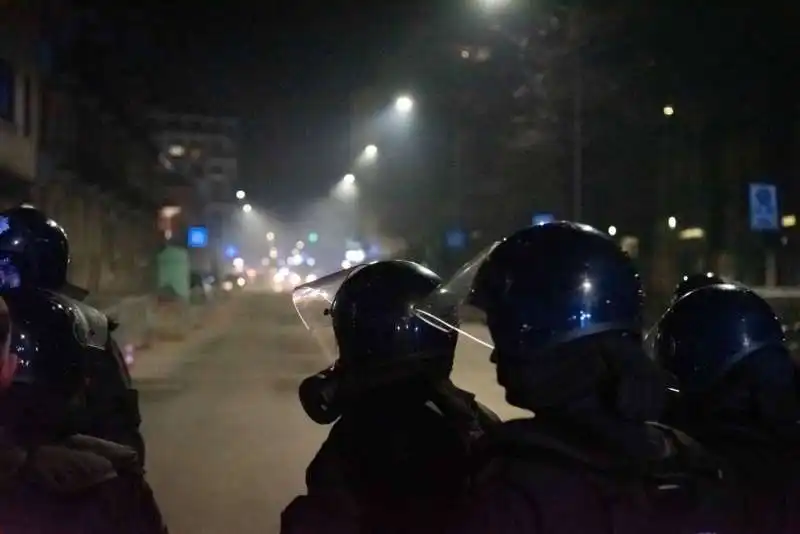 scontri tra anarchici e polizia a torino 3