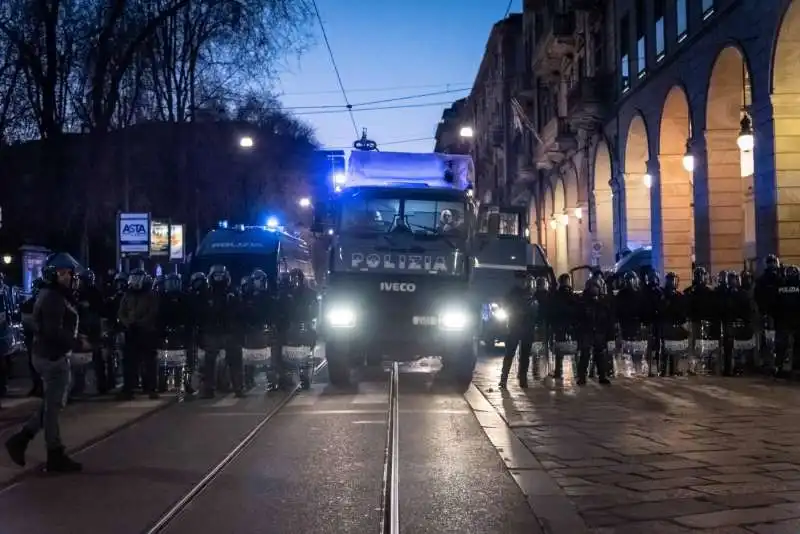 scontri tra anarchici e polizia a torino 5