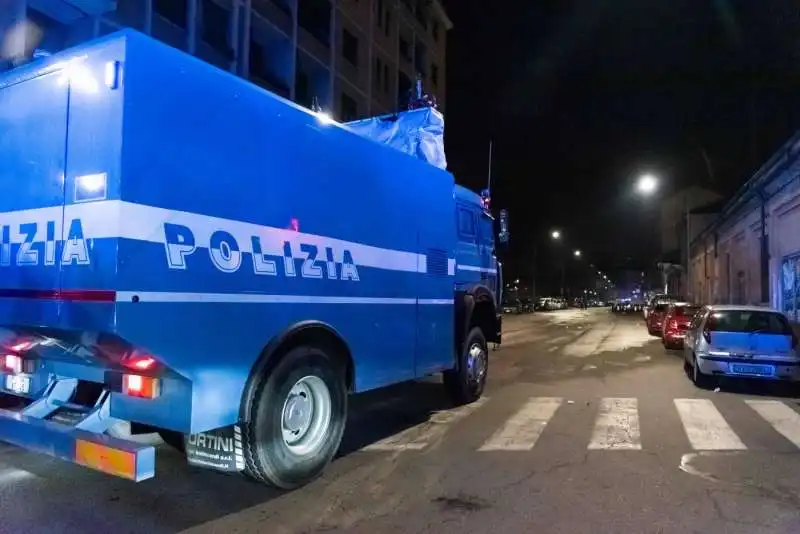 scontri tra anarchici e polizia a torino 7