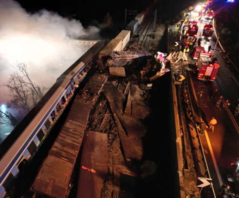 scontro tra treni in grecia a larissa 1