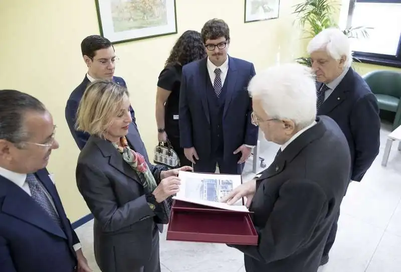 sergio mattarella con i vertici dell universita vita salute san raffaele