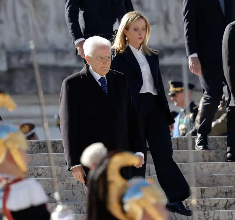 sergio mattarella e giorgia meloni all altare della patria 