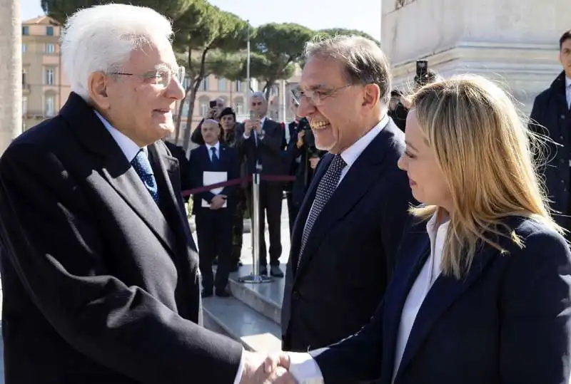 sergio mattarella   ignazio la russa    giorgia meloni all altare della patria 