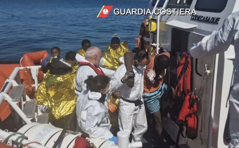 SOCCORSO DELLA GUARDIA COSTIERA A LAMPEDUSA - 8 MARZO 2023