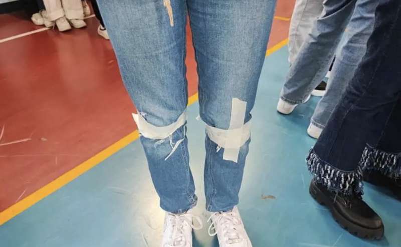 STUDENTI CON IL NASTRO ADESIVO SUI PANTALONI 1