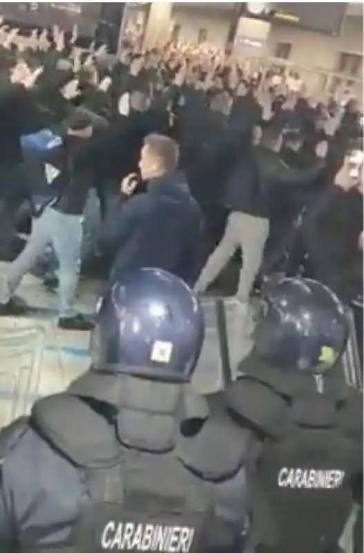 tifosi dell eintracht a napoli 4