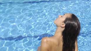 TOPLESS IN PISCINA