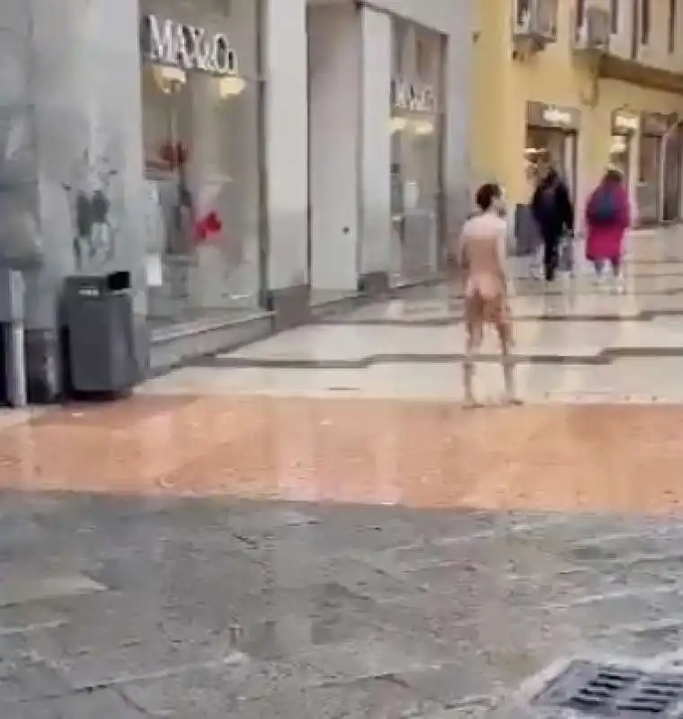 UOMO CAMMINA NUDO PER VERONA 1