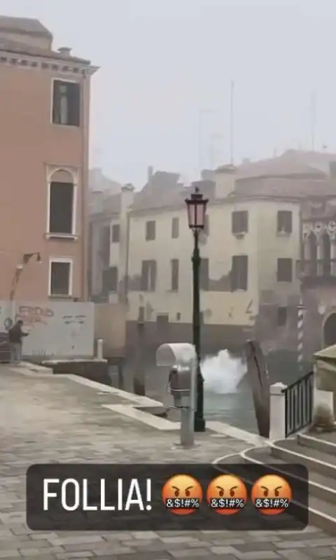 UOMO SI TUFFA IN UN CANALE DI VENEZIA 2