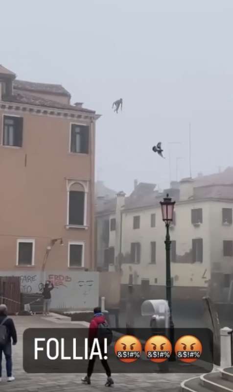 UOMO SI TUFFA IN UN CANALE DI VENEZIA 3