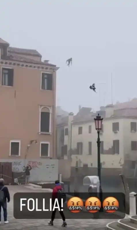 UOMO SI TUFFA IN UN CANALE DI VENEZIA 3