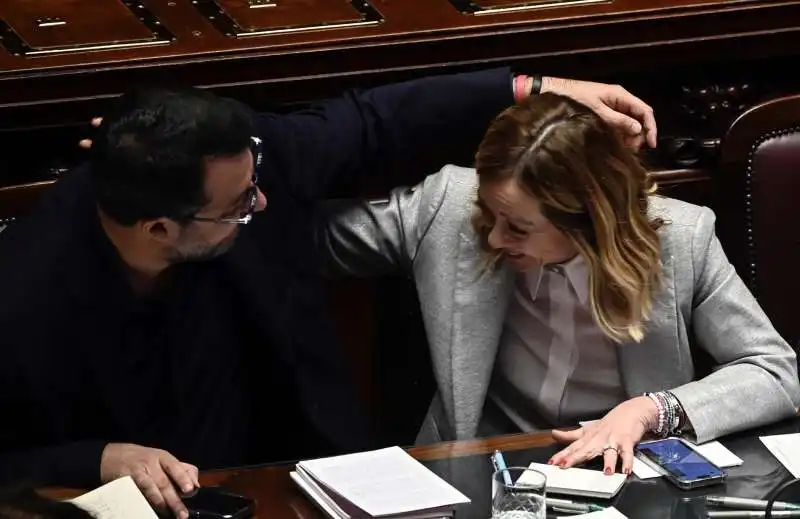 abbraccio tra matteo salvini e giorgia meloni alla camera     