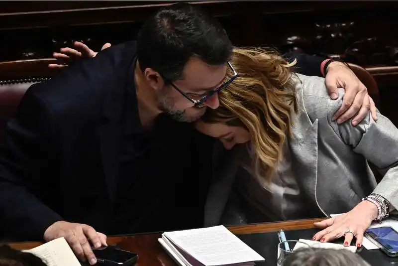 abbraccio tra matteo salvini e giorgia meloni alla camera   2