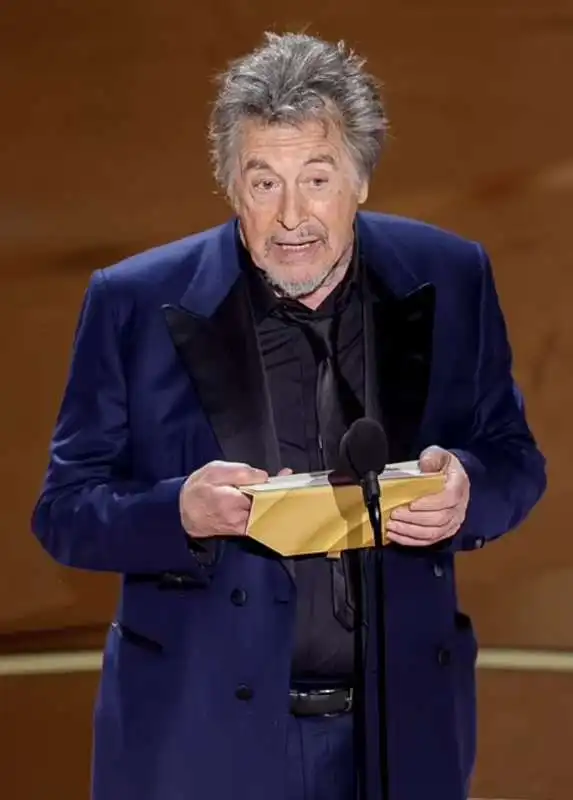 al pacino annuncia l oscar per oppenheimer come miglior film 