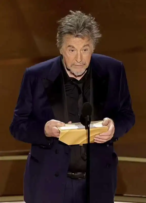 al pacino annuncia l oscar per oppenheimer come miglior film  2