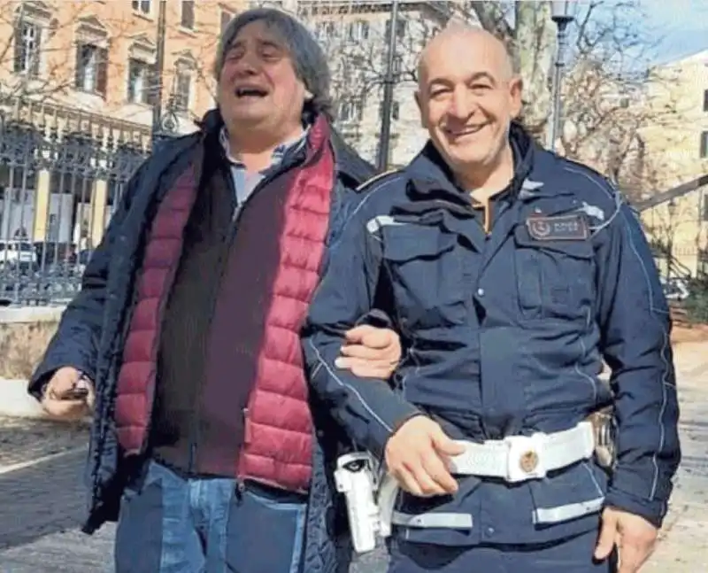 Augusto Proietti  con il vigile Marco Milani