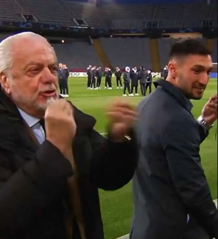 aurelio de laurentiis interrompe l'intervista di politano a sky sport. 