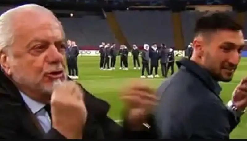 aurelio de laurentiis interrompe l'intervista di politano a sky sport. 