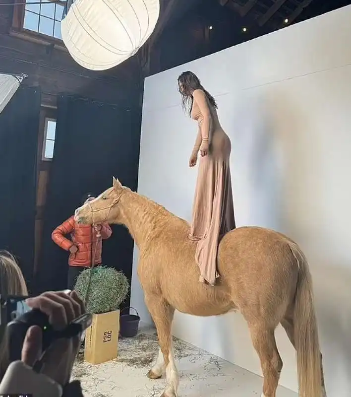 bella hadid e il suo cavallo 3