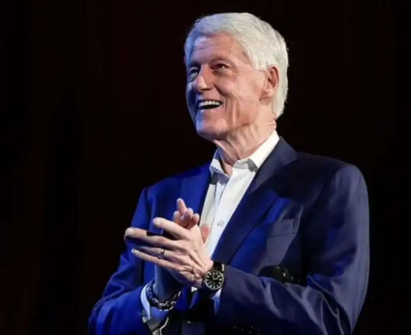 bill clinton alla radio city hall di new york 