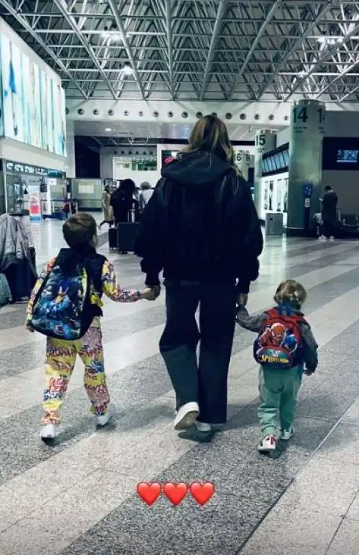 chiara ferragni va a dubai con i figli 2