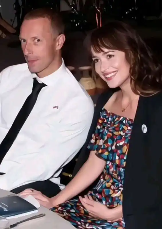 chris martin dakota johnson