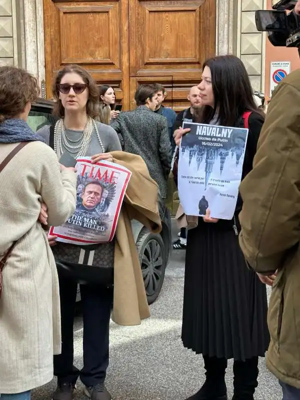 cittadini russi a roma fanno la fila davanti all ambasciata per votare   1